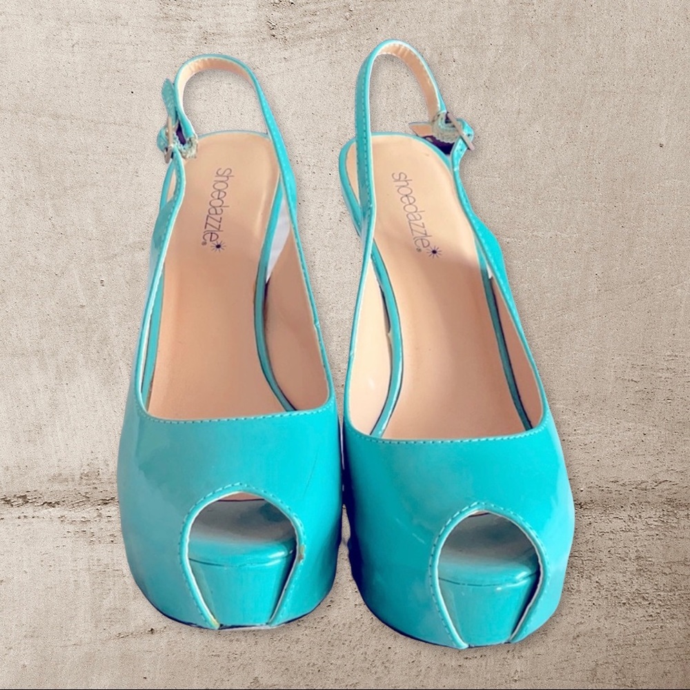 Peep toe platform pumps